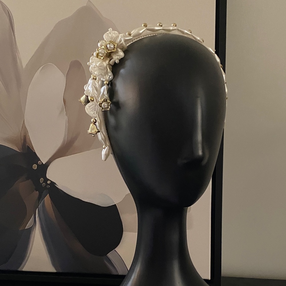 Beautiful Vintage 90’s Faux Pearl and Floral Headband with Gold tone Accents